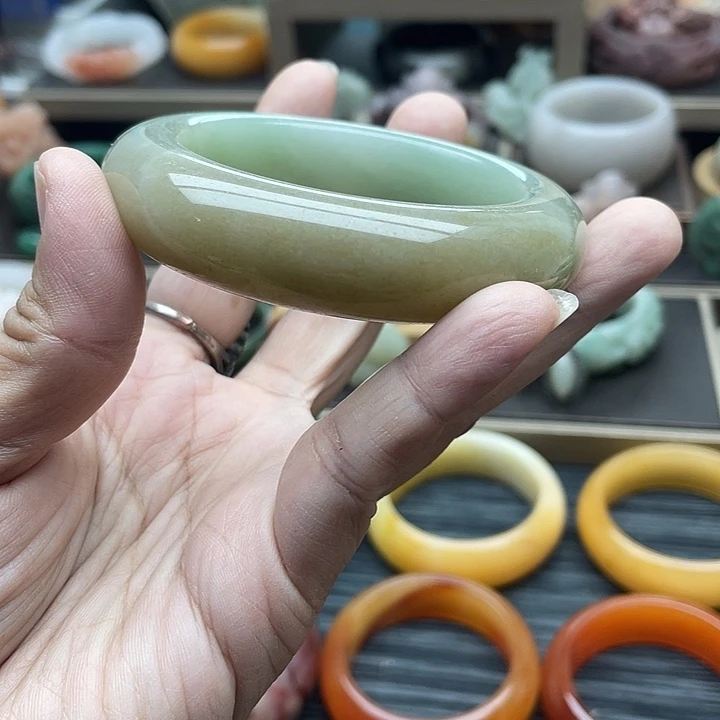 未镶嵌手镯石英岩玉