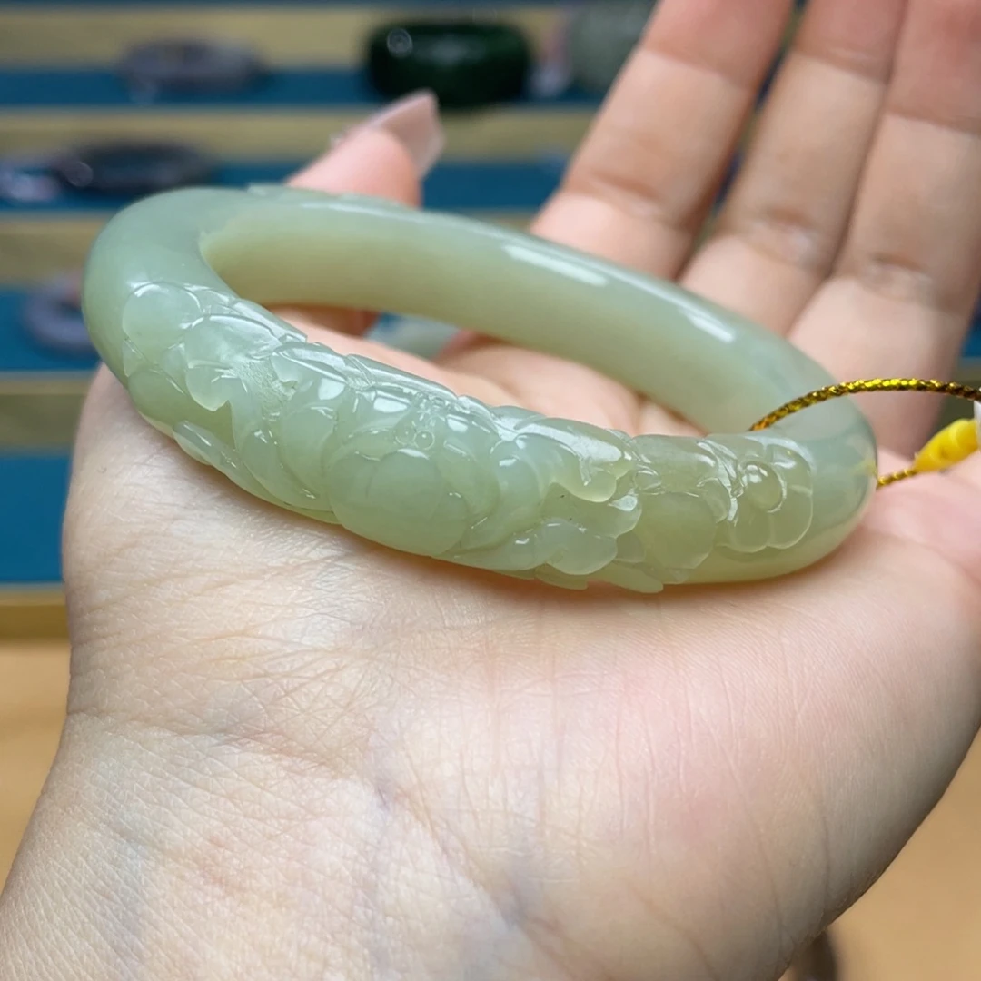 和田玉手镯56圈口。编号28未镶嵌海*