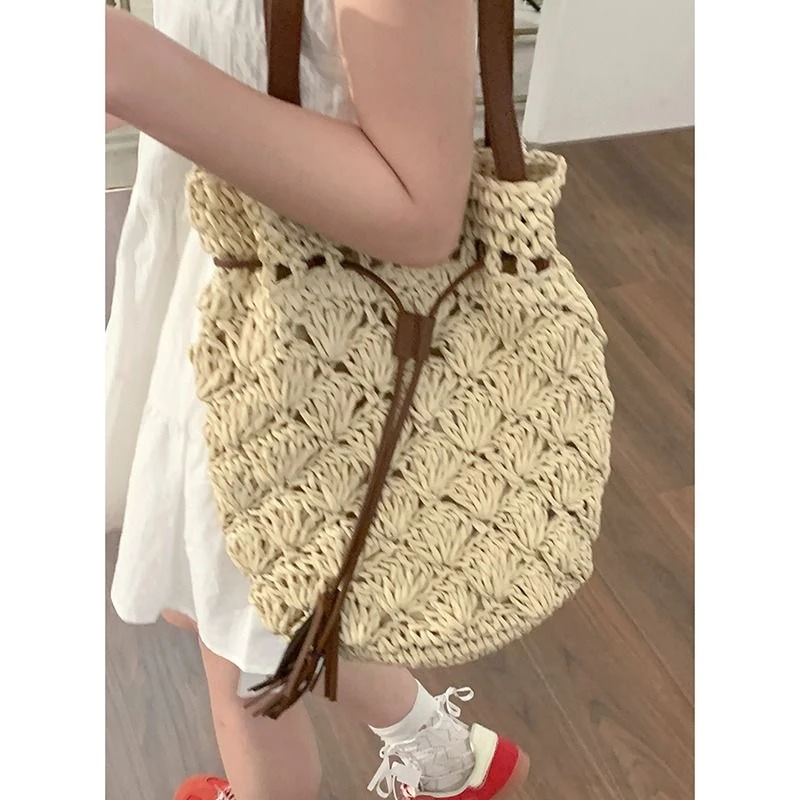 民族风草编包2025年新款森系编织水桶包百搭大容量单肩包镂空海边