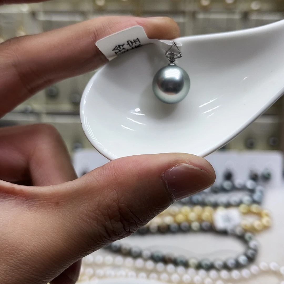 颈饰18K金镶嵌海水珍珠