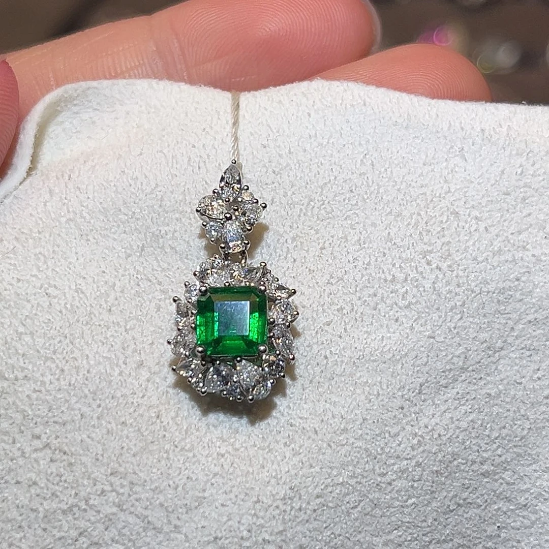 颈饰18K金镶嵌祖母绿0.8ct