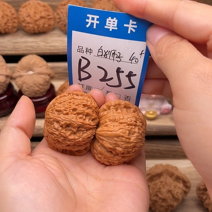 文玩核桃吊坠闷尖白狮子练手对40