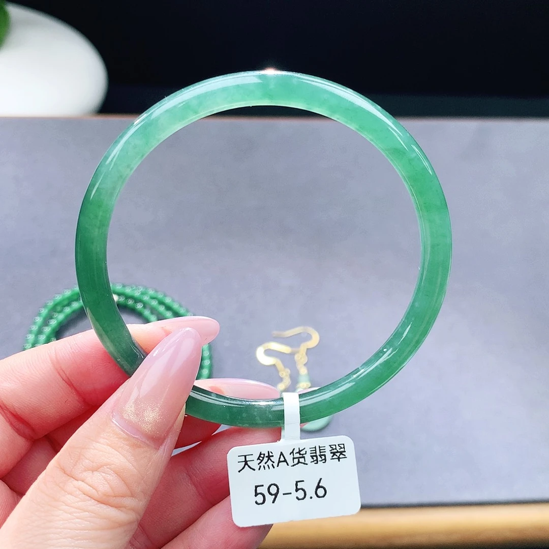 未镶嵌手镯（圆镯）翡翠