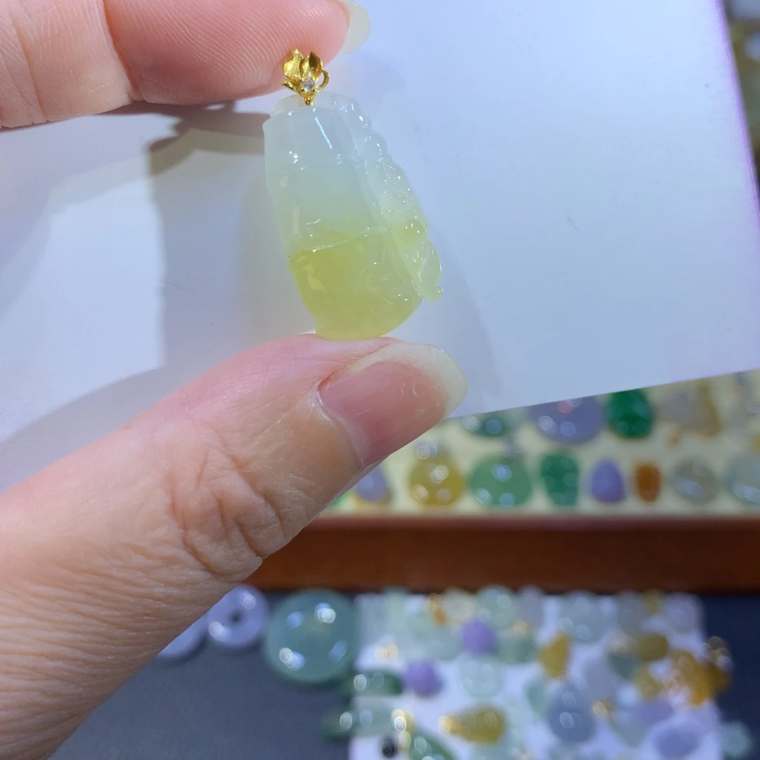 颈饰18K金镶嵌翡翠
