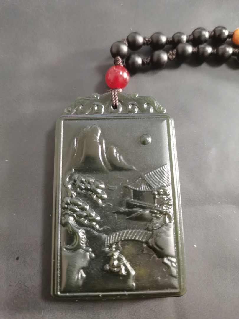 新疆和田玉吊坠。