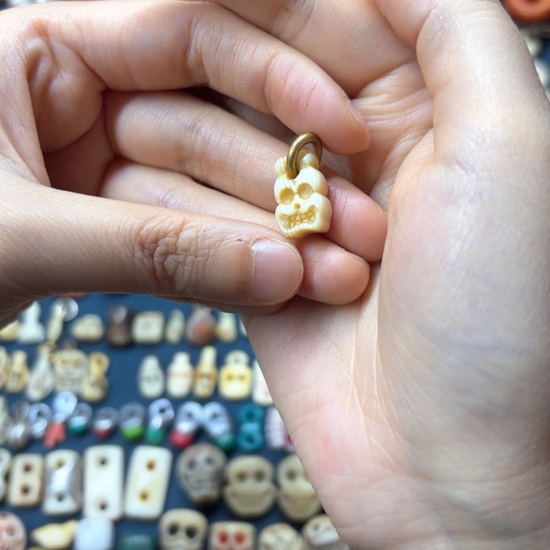 配饰和化妆等工序制作成