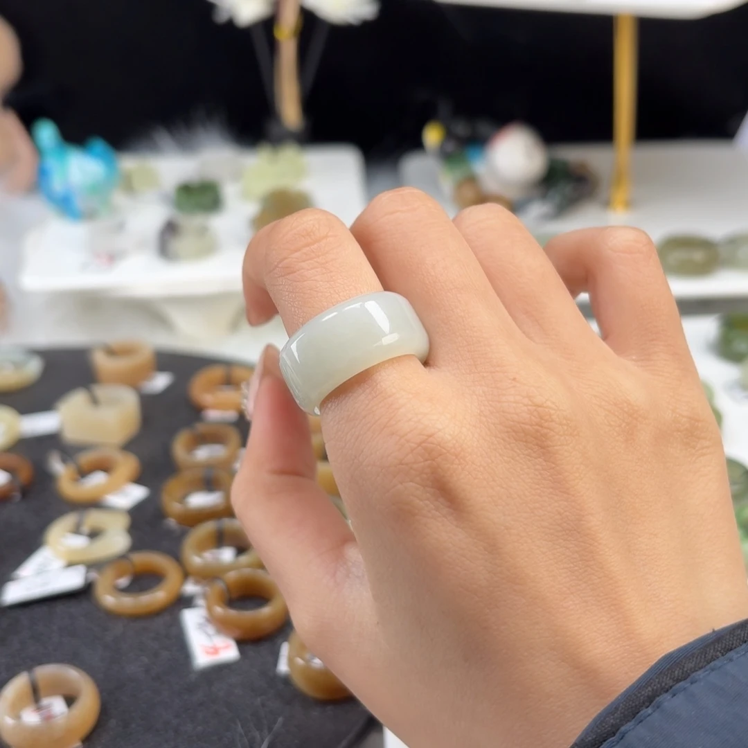 和田玉未镶嵌戒指P66俄白圆切18.2不退换