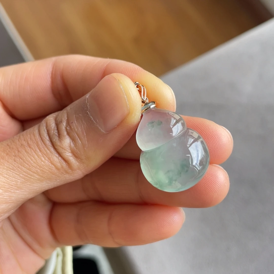 翡翠18K金镶嵌颈饰飘花