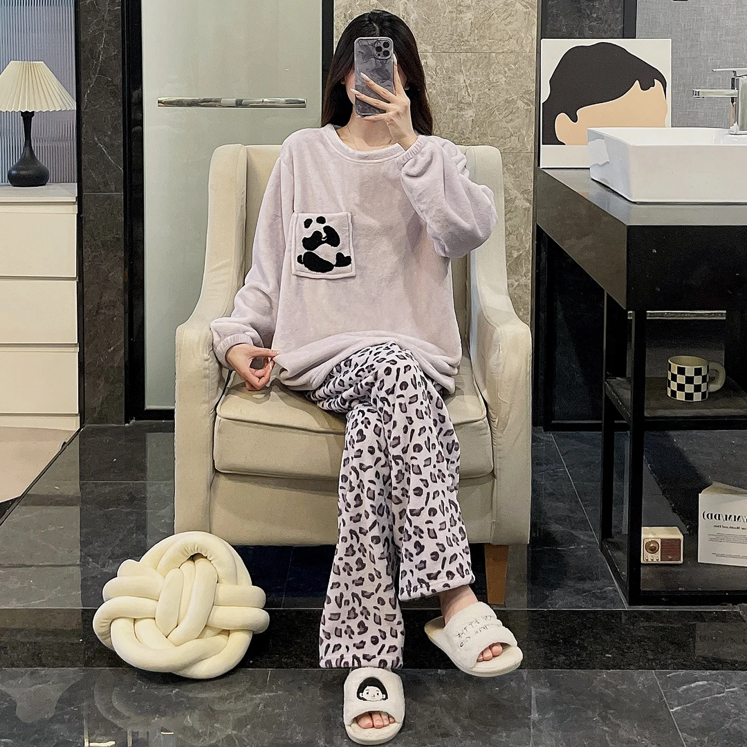 可爱简约熊猫睡衣女冬季新款法兰绒加厚保暖可外穿豹纹家居服套装