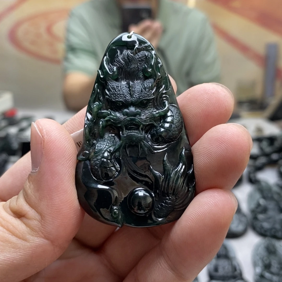 翡翠未镶嵌颈饰龙牌