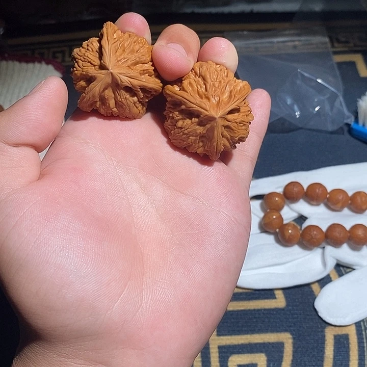 红***心文玩核桃吊坠文山三棱