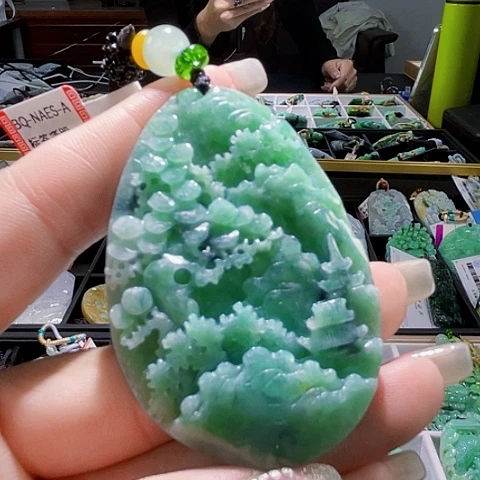 翡翠未镶嵌颈饰一个