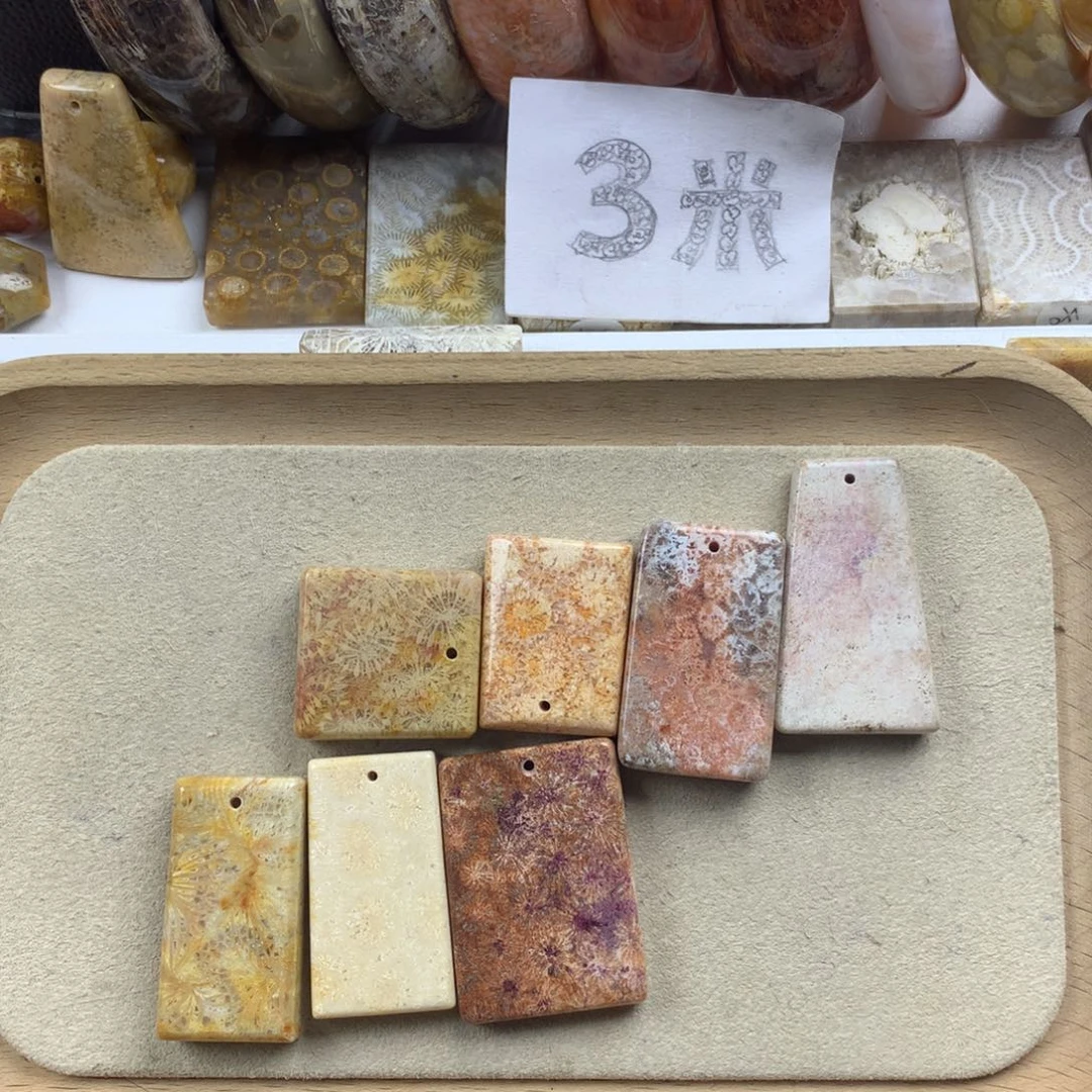 伪***人硅化珊瑚（珊瑚玉）未镶嵌颈饰