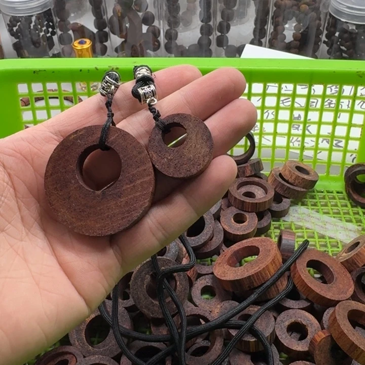 藤类白油降真香一对吊坠