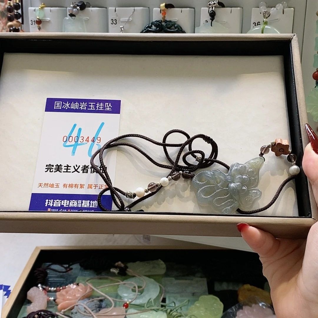 蛇纹石玉颈饰未镶嵌慕****)