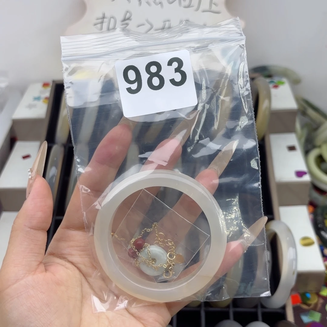 蛇纹石玉未镶嵌手镯?****臀