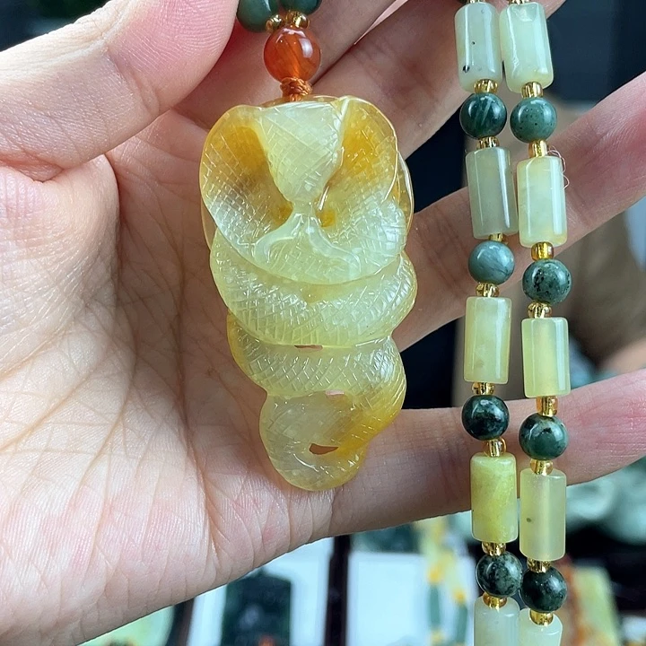 蛇纹石玉颈饰未镶嵌