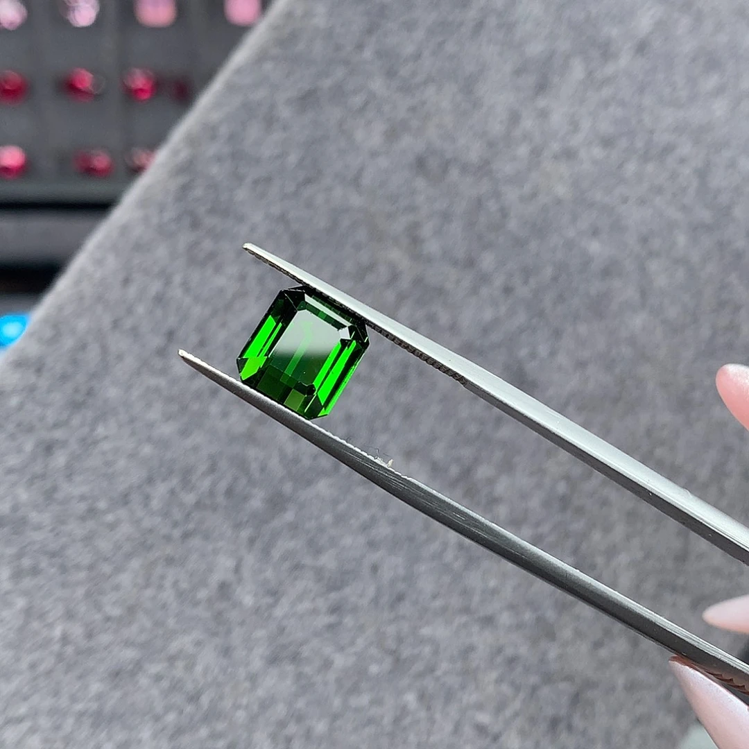 裸石未镶嵌碧玺3.775克拉电光绿