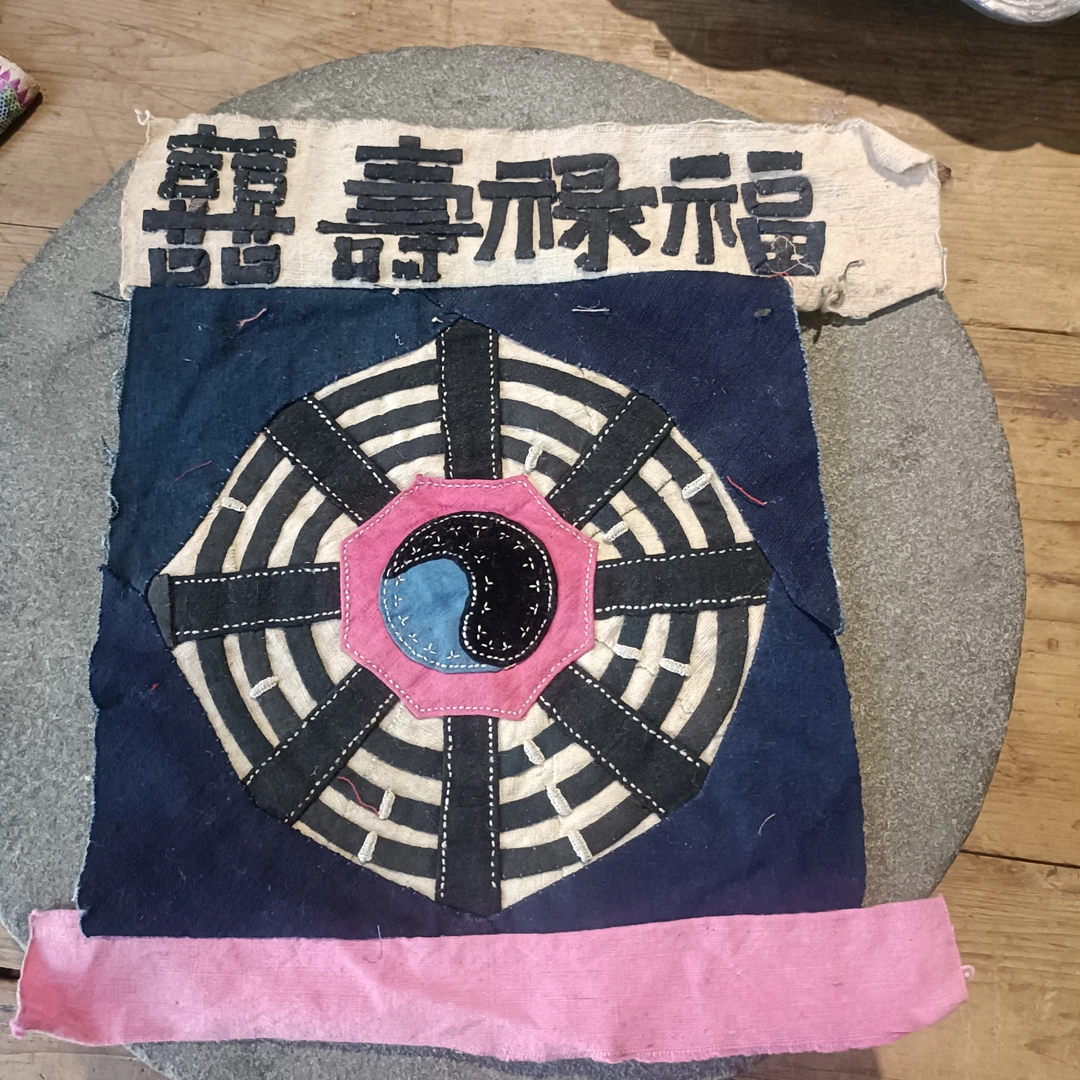 龙泉窑双耳瓶。釉色温润，胎质细腻，挂环瓶造型独特