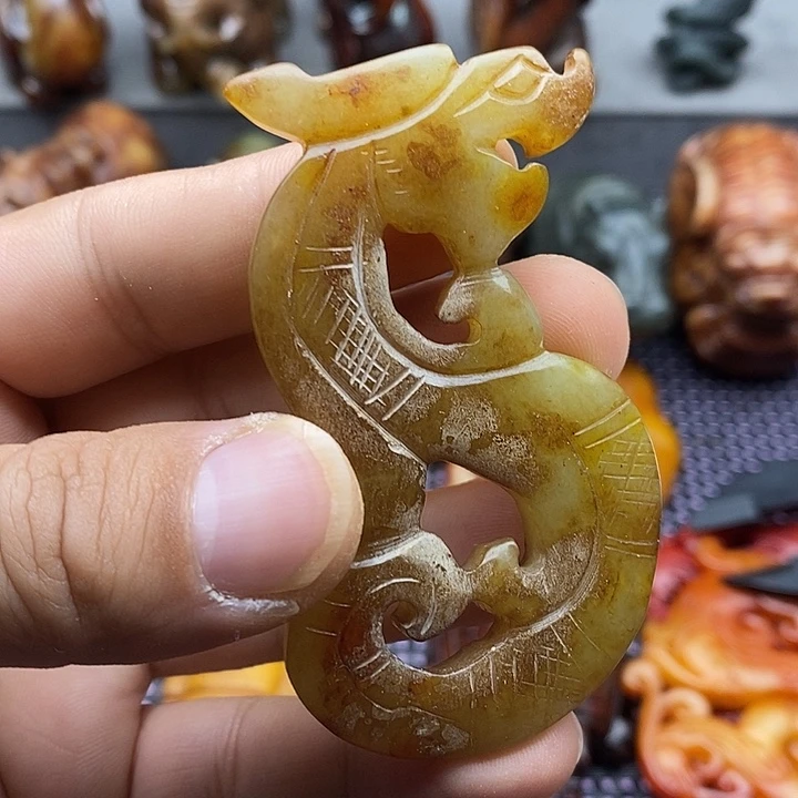 蛇纹石玉未镶嵌颈饰