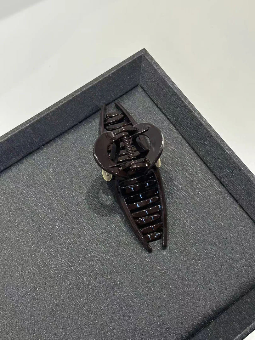 D字母时尚13cm咖色抓夹A142