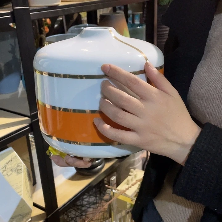 陶瓷花瓶，茶杯茶具。