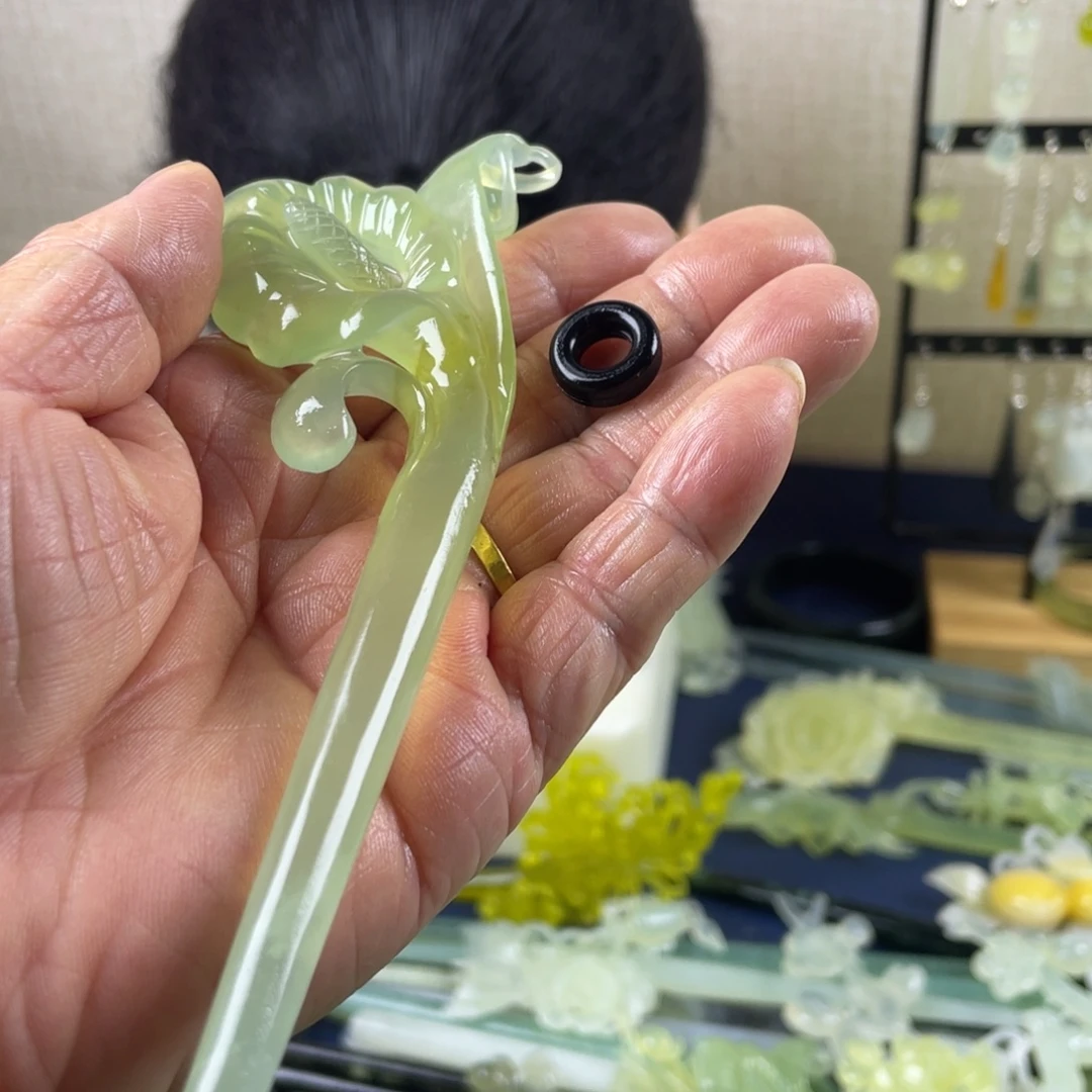 温***的蛇纹石玉未镶嵌发饰