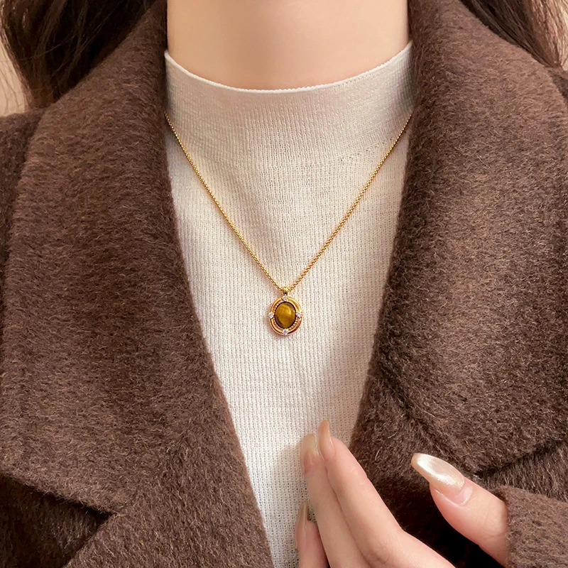 高级感穿戴甲2025年新款虎眼石吊坠美拉德项链配饰女复古毛衣链轻