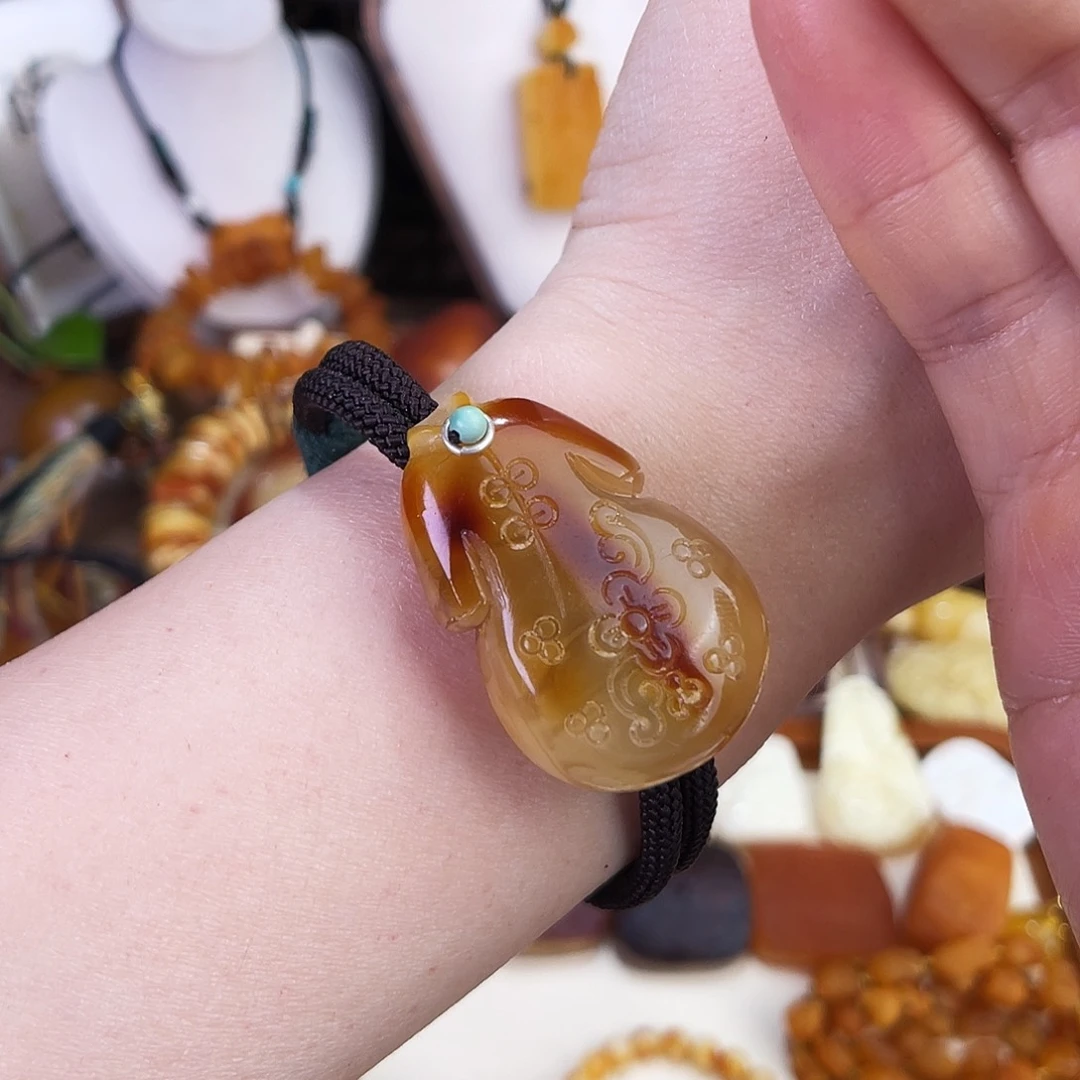 琥珀珠宝奇石未镶嵌。