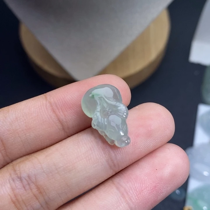 翡翠未镶嵌颈饰生肖牛