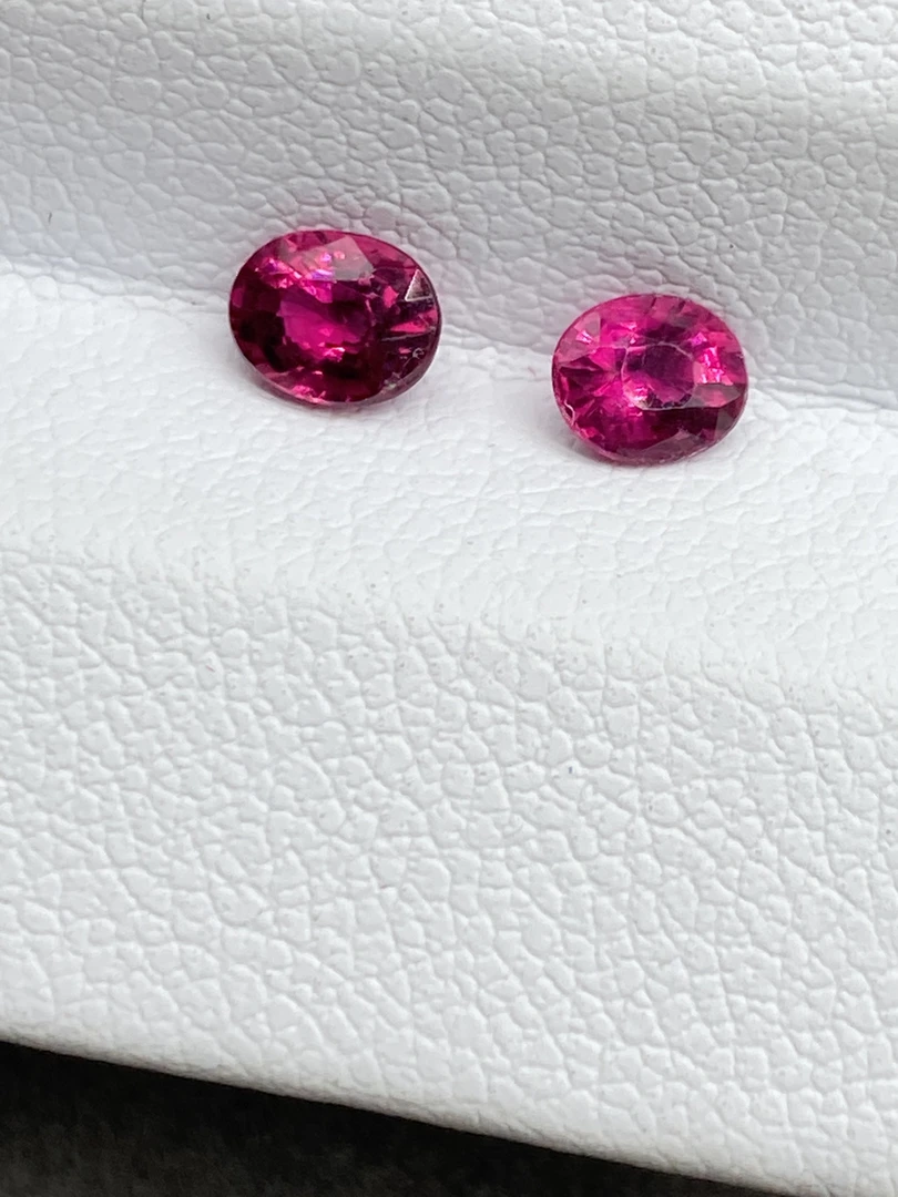 天然卢比来碧玺0.715克拉耳钉料