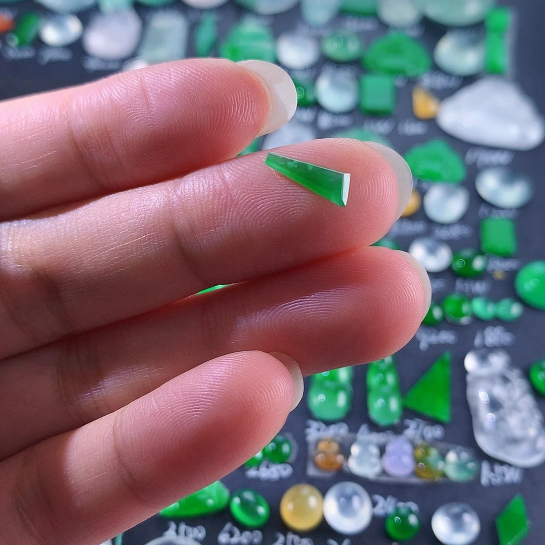 翡翠颈饰未镶嵌天然翡翠高冰切割