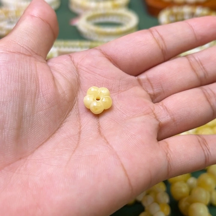 蜜蜡未镶嵌珠宝奇石