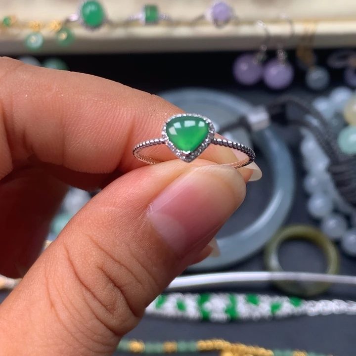 翡翠18K金镶嵌戒指爱心戒指