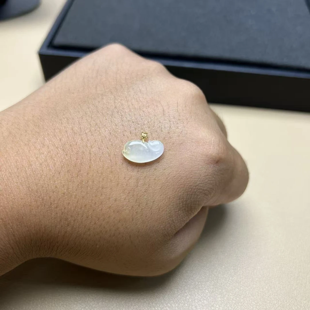 翡翠小海豚吊坠冰种飘冰黄光感水头好淡雅圣洁高贵18K轻奢精致