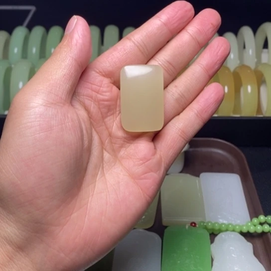 和田玉未镶嵌吊坠(赠链)