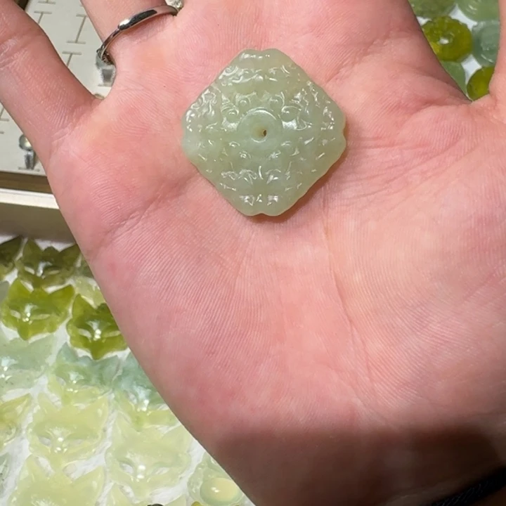 未镶嵌蛇纹石玉吊坠(不含链)