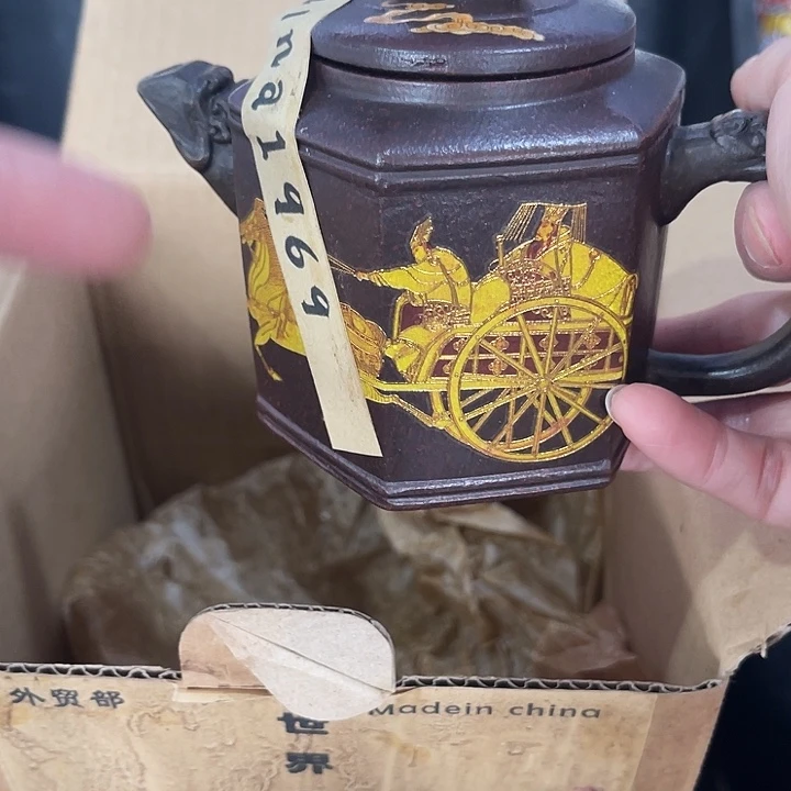 茶壶紫泥原矿泥料手工制作的一把紫砂壶。