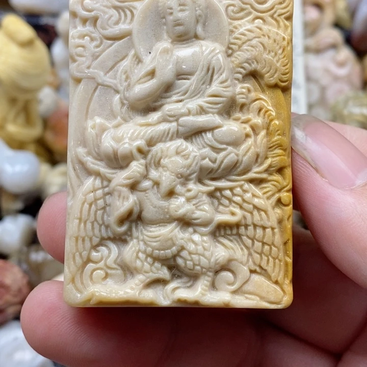 颈饰未镶嵌硅化珊瑚（珊瑚玉）有瑕