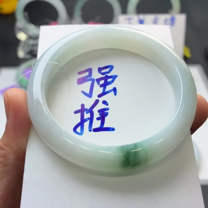 翡翠手镯未镶嵌翡翠手镯