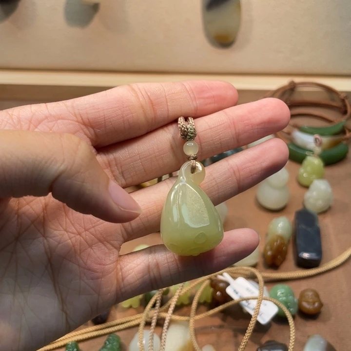 V***a和田玉未镶嵌颈饰