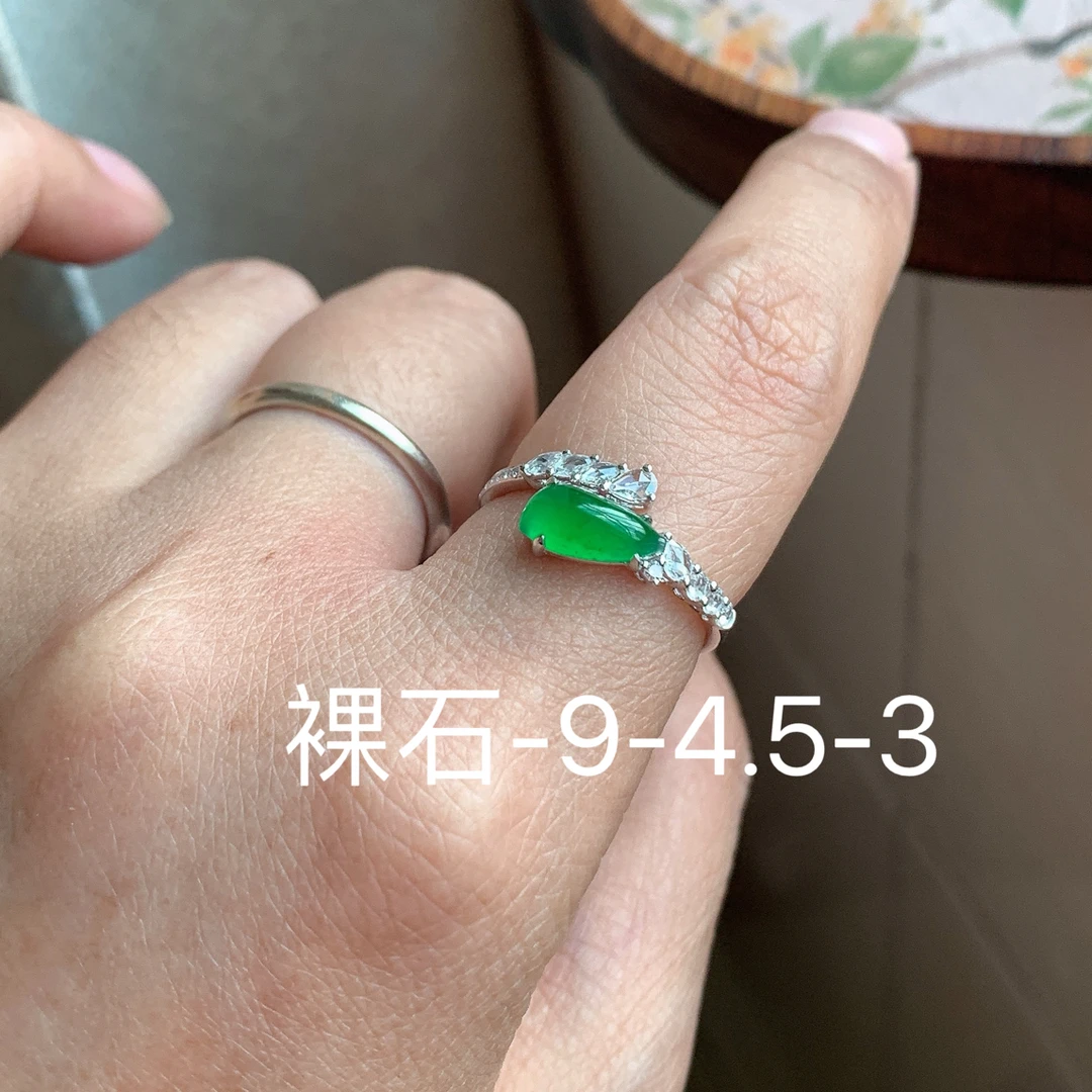 冰绿福瓜戒指,天然缅甸翡翠A货18 K金镶嵌