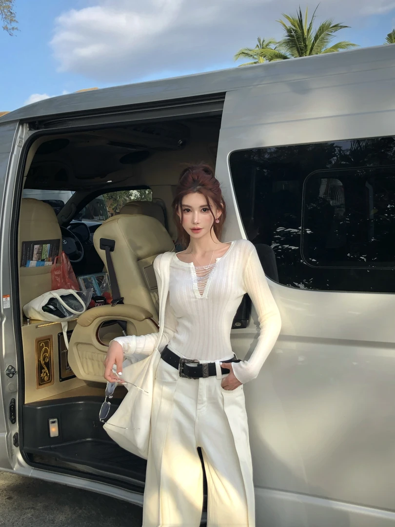 婉君【水晶晶】春款V领高级感链条设计感针织打底上衣LWJ25A1T372