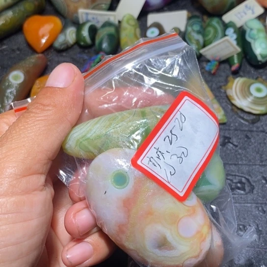 颈饰未镶嵌石英质玉亦*
