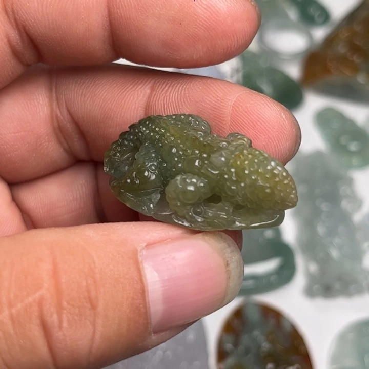 翡翠未镶嵌颈饰蜥蜴