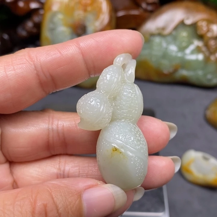 和田玉未镶嵌把件