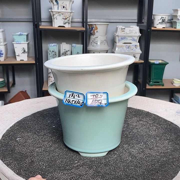 紫砂的花盆很漂亮