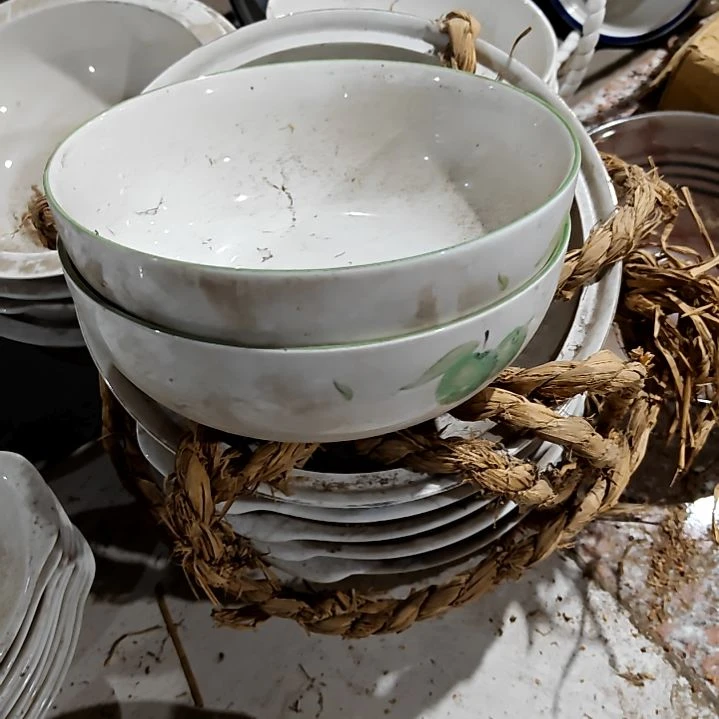 瓷片盘子碗茶壶啥都有