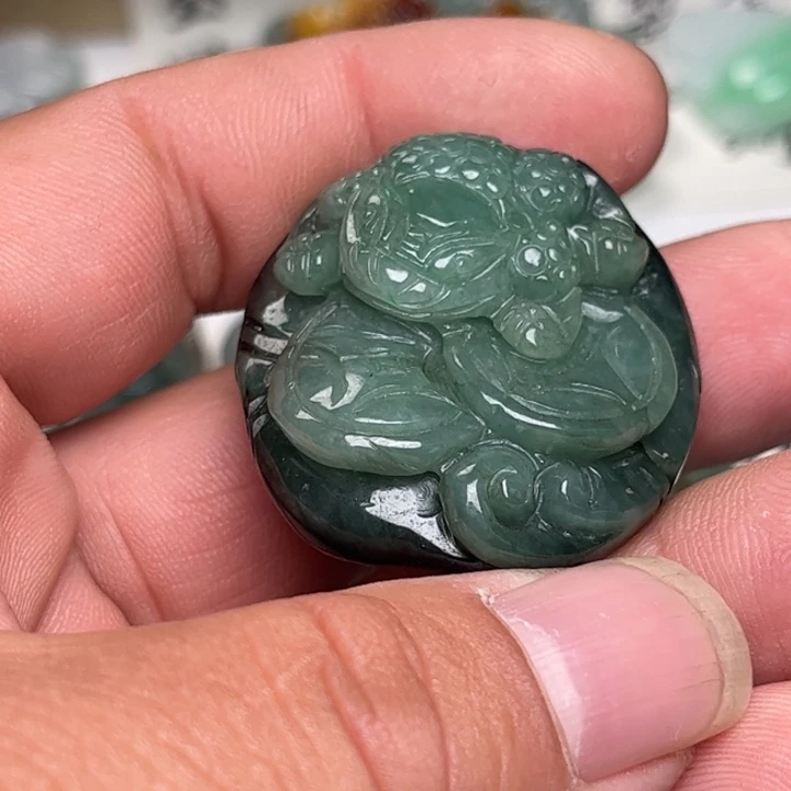 翡翠未镶嵌颈饰金蟾