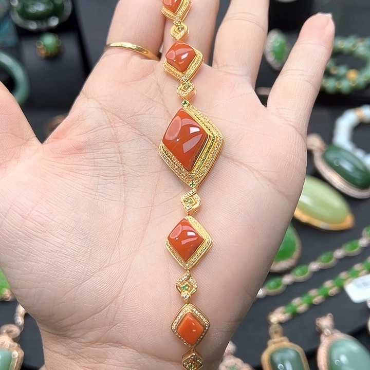 欧***宝南红玛瑙18K金镶嵌手链